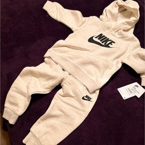NIke - 18 month old - Sweatsuit, with tags.